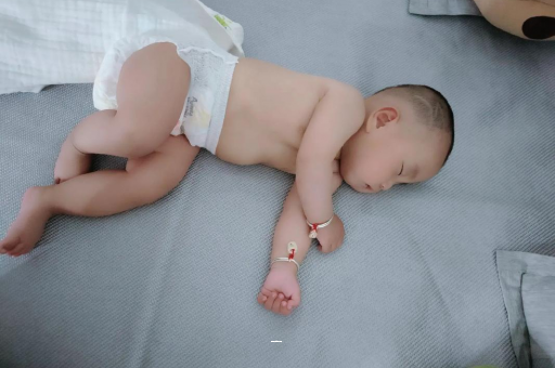 阳春宝宝脚心出汗怎么回事